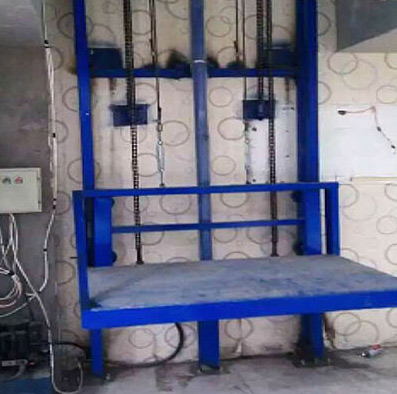 导轨式升降平台在紧急情况下如何进行紧急停止和疏散？