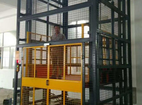 ​导轨式升降机的设计特点与应用领域